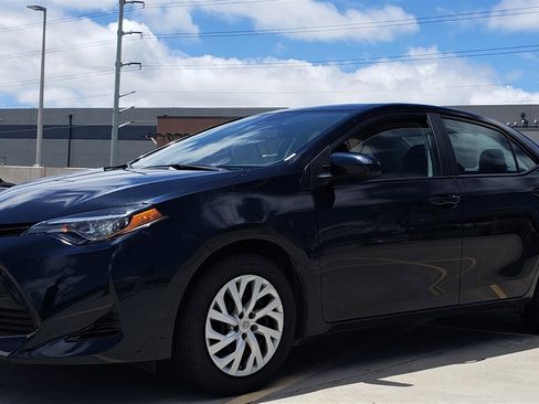 Used 2018 Toyota Corolla LE image 1