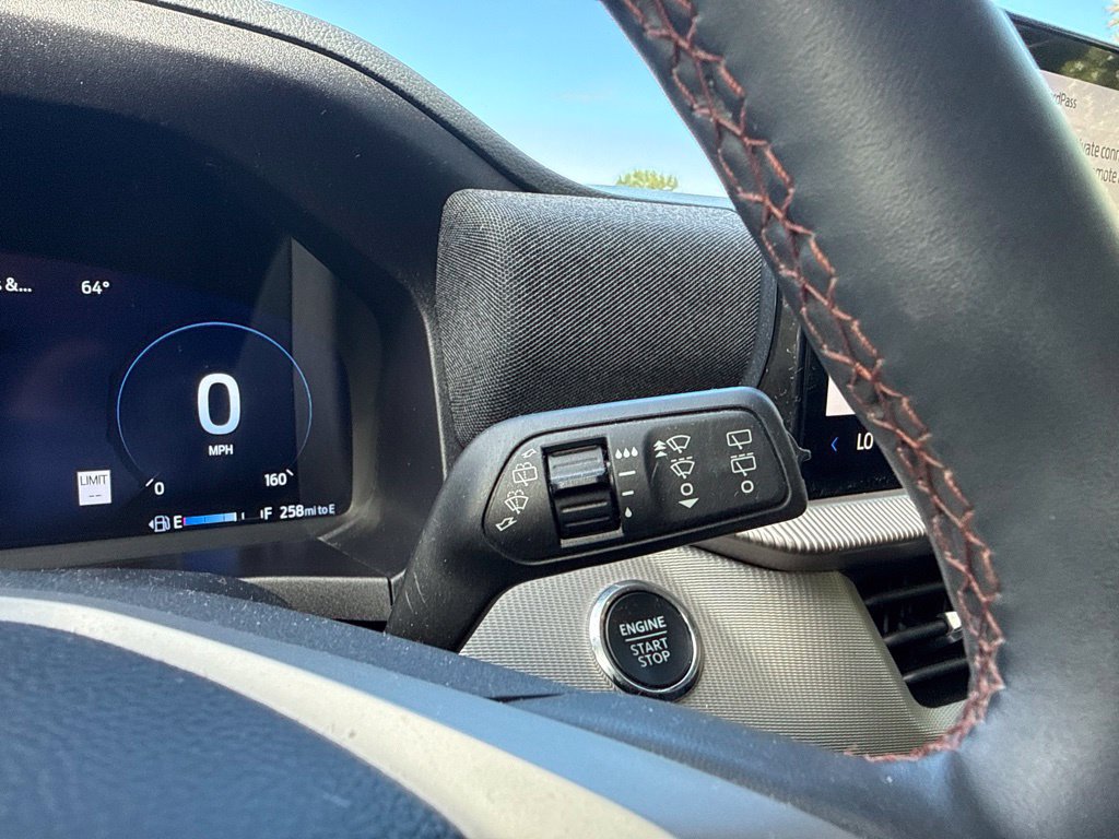 Used 2025 Ford Explorer Active AWD/4WD image 17