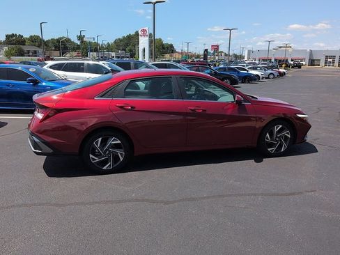 Used 2025 Hyundai Elantra SEL FWD image 8