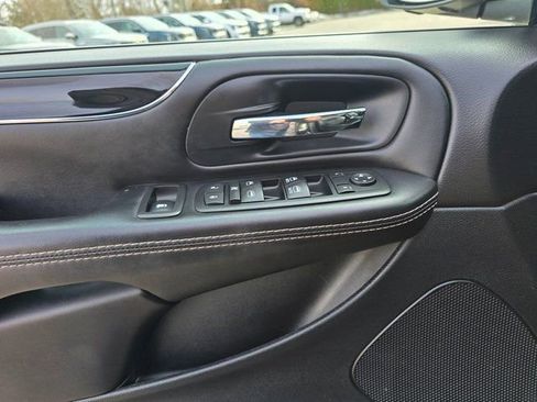 Used 2015 Dodge Grand Caravan SXT image 26