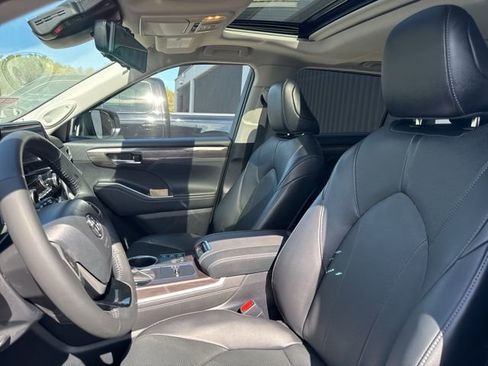 Used 2023 Toyota Highlander Limited image 6