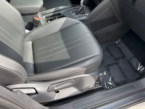 Used 2024 Volkswagen Tiguan SE image 16