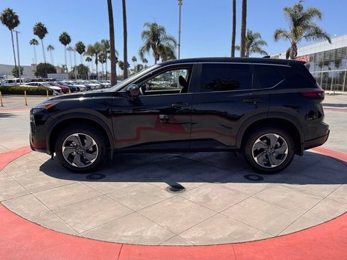 Certified 2025 Nissan Rogue SV FWD image 5