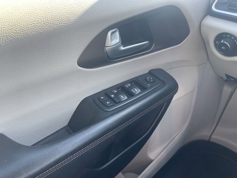 Used 2018 Chrysler Pacifica Touring Plus image 14