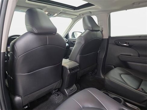 Certified 2024 Toyota Highlander XLE image 12