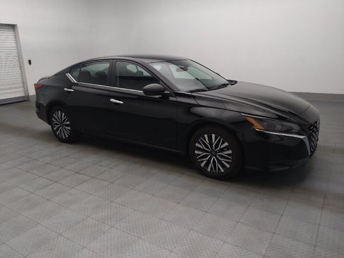 Used 2025 Nissan Altima 2.5 SV FWD image 11