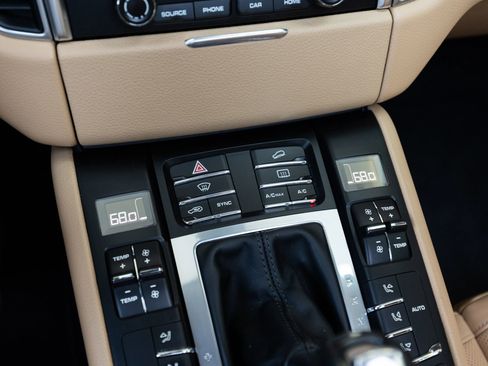 Used 2018 Porsche Macan Sport Edition image 37