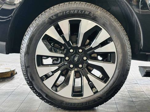 Used 2025 Ford Expedition Platinum w/ Driver's Package AWD/4WD image 28