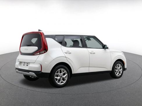 Used 2025 Kia Soul LX w/ LX Technology Package FWD image 9