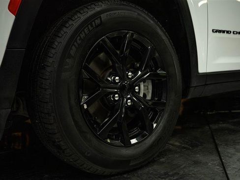 Used 2024 Jeep Grand Cherokee L Laredo image 3