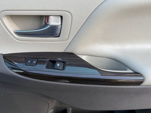 Used 2019 Toyota Sienna XLE w/ XLE Navigation Package AWD/4WD image 21