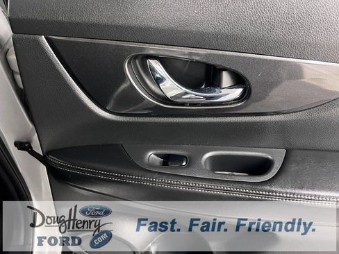 Used 2017 Nissan Rogue SV w/ SV Premium Package image 33