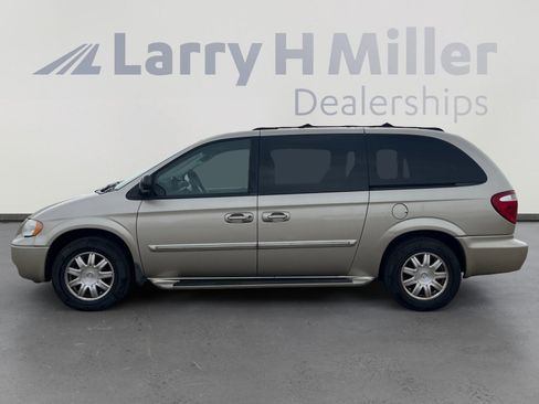 Used 2005 Chrysler Town & Country Touring w/ Trailer Tow Group image 2