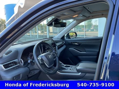 Used 2022 Toyota Highlander XLE AWD/4WD image 30
