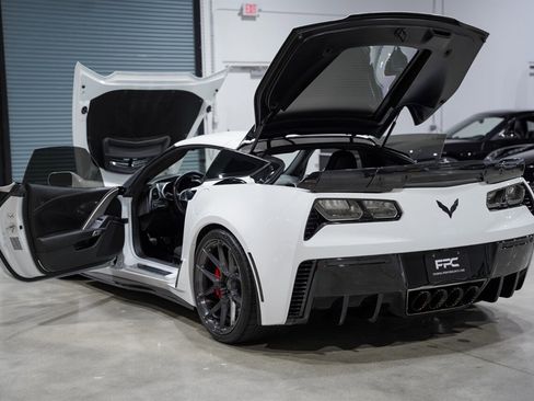 Used 2016 Chevrolet Corvette Z06 w/ 3LZ Preferred Equipment Group image 36