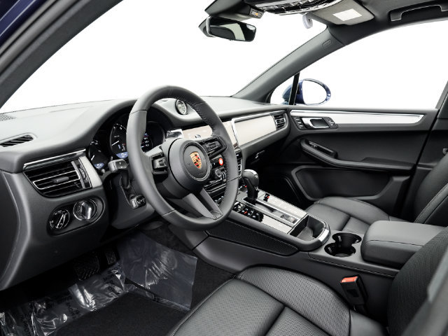 Certified 2026 Porsche Macan AWD/4WD image 4