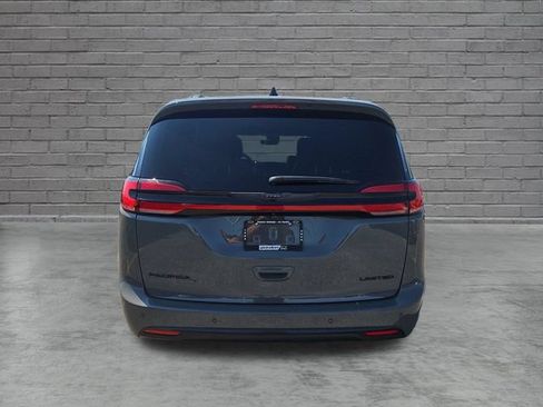 Used 2025 Chrysler Pacifica Limited FWD image 4