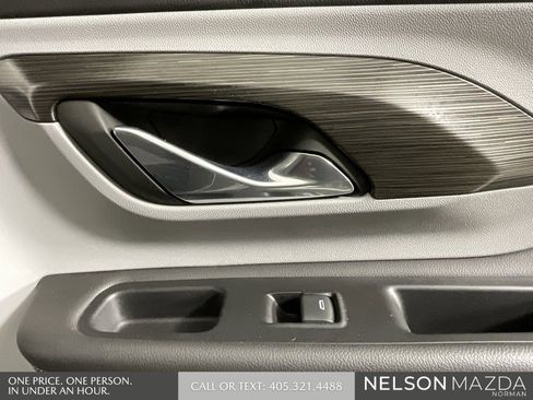 Used 2023 GMC Terrain SLE w/ Driver Convenience Package image 18