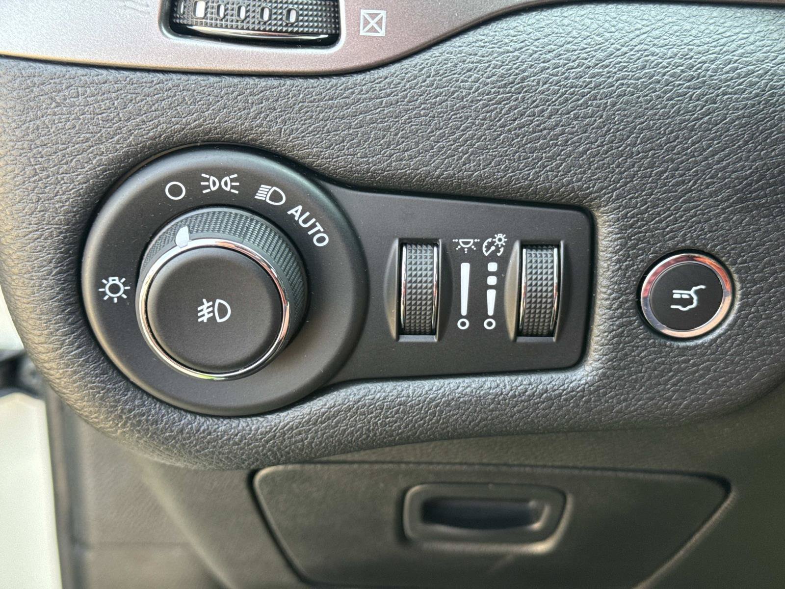 Used 2019 Jeep Cherokee Overland w/ Technology Group AWD/4WD image 21