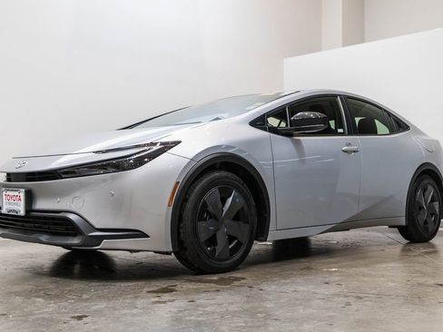 Used 2025 Toyota Prius LE image 3