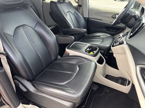 Used 2023 Chrysler Pacifica Touring-L FWD image 35