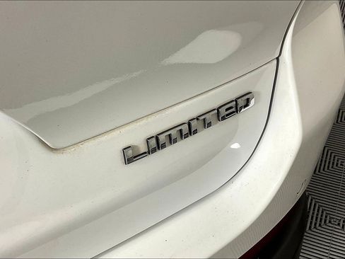 Used 2023 Jeep Grand Cherokee L Limited AWD/4WD image 24