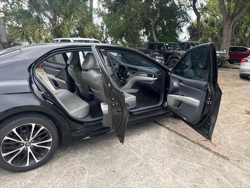 Used 2018 Toyota Camry SE w/ Moonroof Package image 13