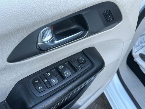 Used 2022 Chrysler Pacifica Touring-L image 22