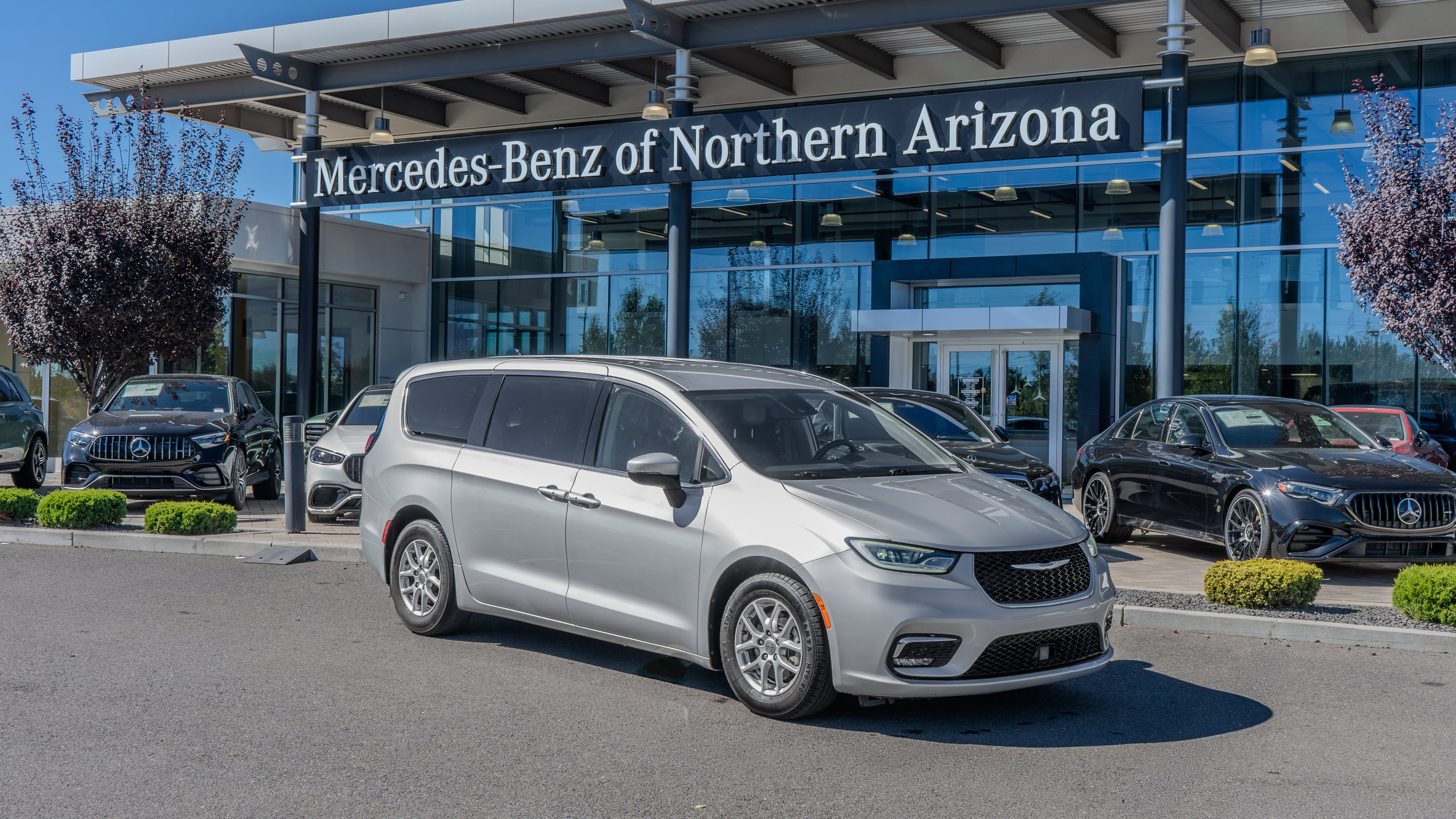 Used 2023 Chrysler Pacifica Touring-L FWD image 1