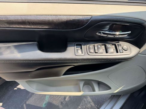 Used 2019 Dodge Grand Caravan SE w/ UConnect Hands-Free Group FWD image 13