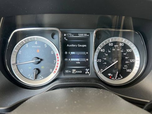 Used 2017 Nissan Titan SV AWD/4WD image 39