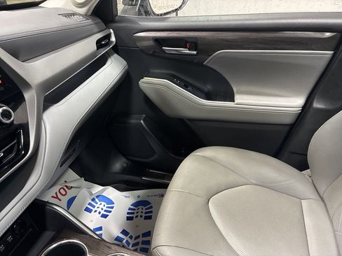 Used 2021 Toyota Highlander Platinum image 15
