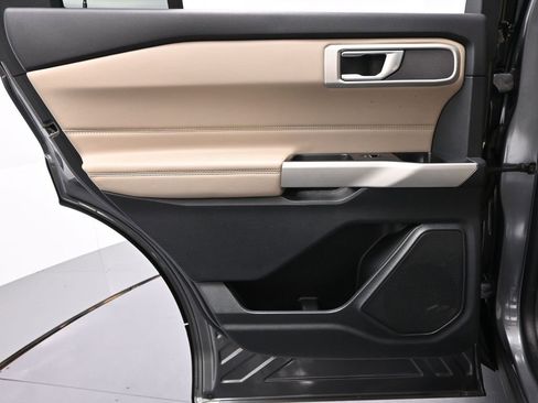 Used 2022 Ford Explorer XLT image 16