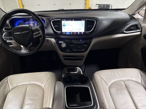 Used 2021 Chrysler Pacifica Touring-L FWD image 10