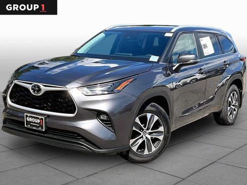 Used 2023 Toyota Highlander XLE AWD/4WD image 1