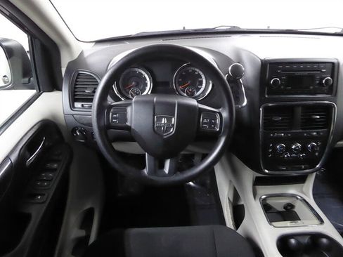 Used 2016 Dodge Grand Caravan SXT image 10