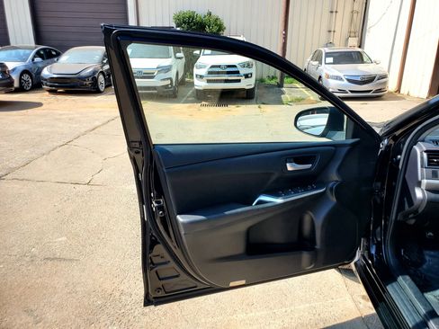 Used 2016 Toyota Camry SE FWD image 18