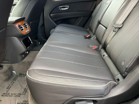 Used 2022 Bentley Bentayga AWD/4WD image 32