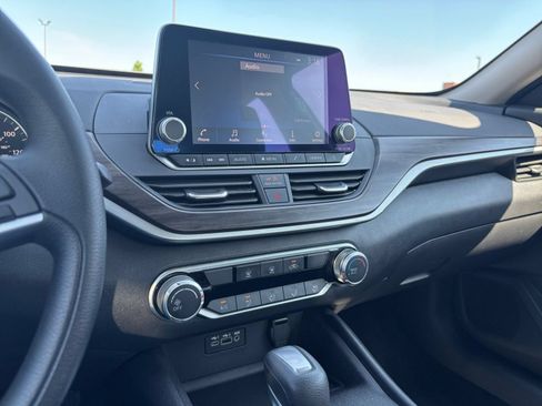 Used 2025 Nissan Altima 2.5 SV FWD image 17