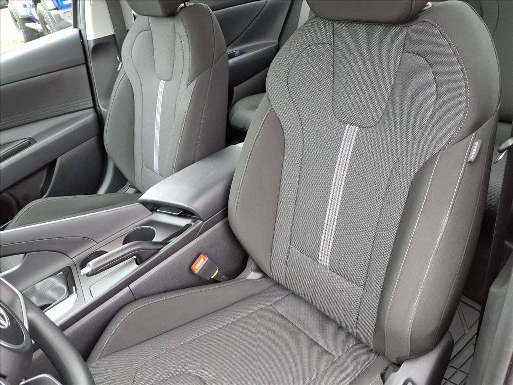 Used 2026 Hyundai Elantra SE FWD image 16
