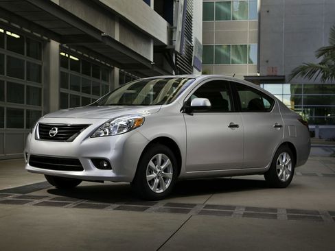 Used 2014 Nissan Versa SV image 1