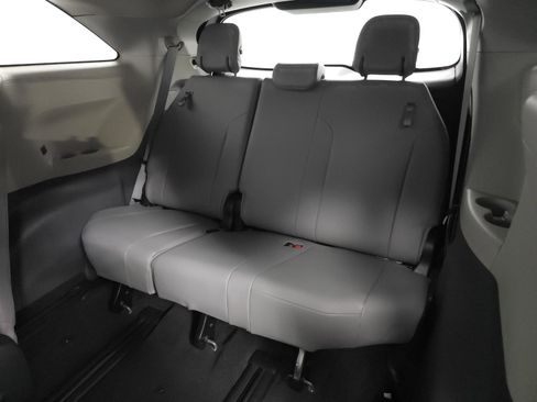 Used 2022 Toyota Sienna XLE AWD/4WD image 6