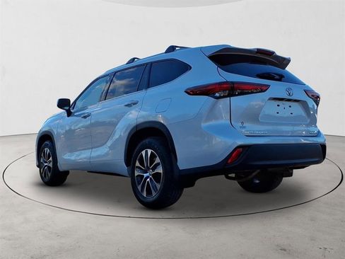 Used 2022 Toyota Highlander XLE image 7