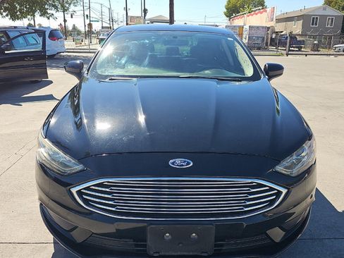 Used 2018 Ford Fusion SE w/ Fusion SE Technology Package FWD image 2