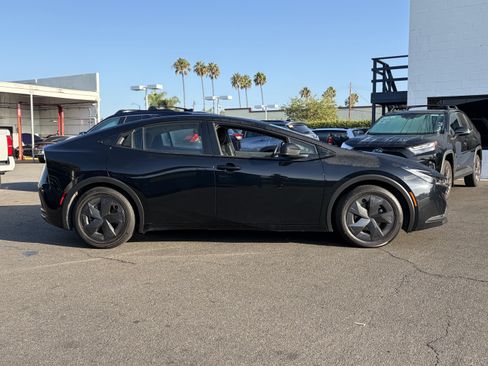 Used 2025 Toyota Prius LE FWD image 2