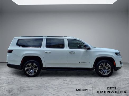 Used 2024 Jeep Wagoneer L Series II RWD image 8