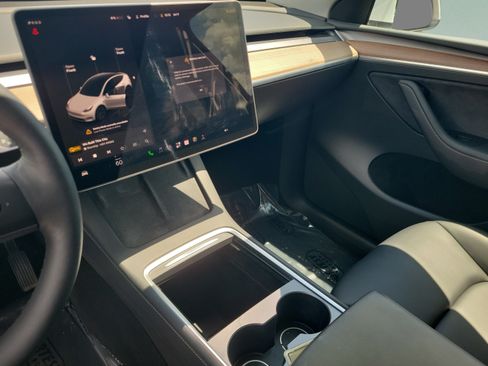 Used 2024 Tesla Model Y Long Range RWD image 16