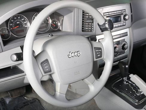 Used 2007 Jeep Grand Cherokee Laredo AWD/4WD image 2