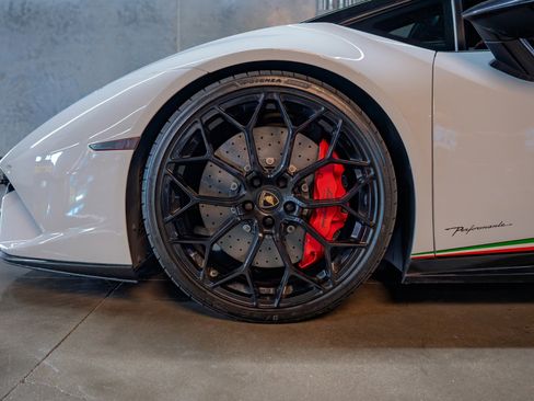 Used 2018 Lamborghini Huracan Performante image 21