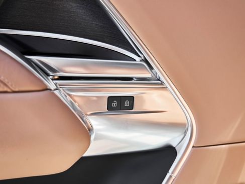 Used 2024 Land Rover Range Rover Long Wheelbase SE image 32